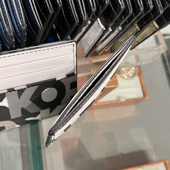 MICHAEL KORS MENS
Cooper Graphic Logo Tall Card Case
36S3LCOD2U
Black Multi NWT - Picture 5 of 16